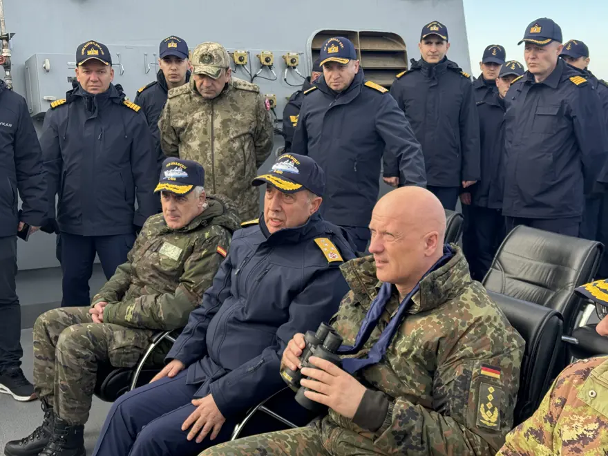 NATO KOMUTANI'NIN TAKDİRİNİ TOPLADI 8