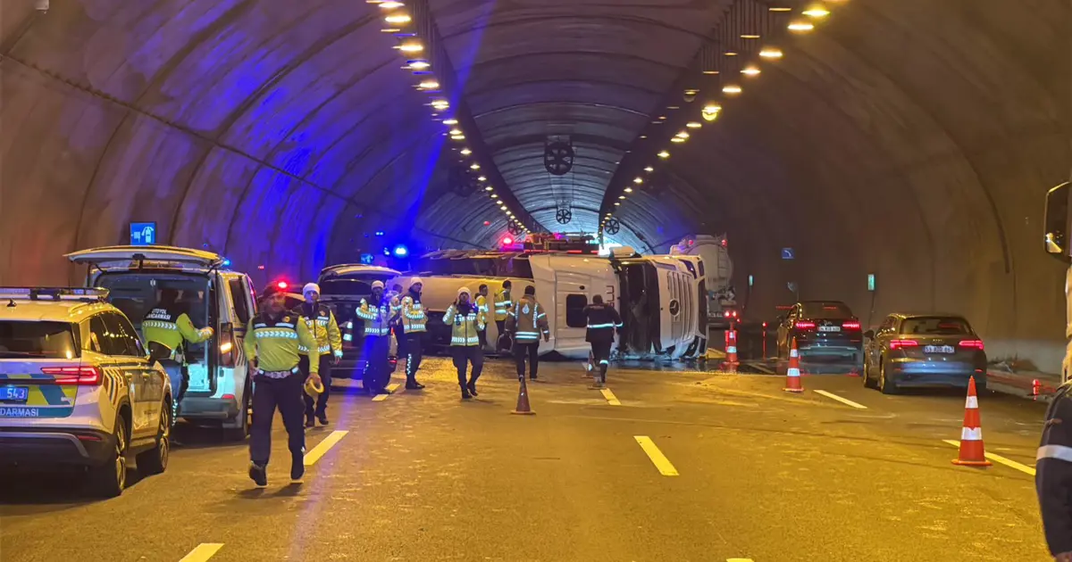 Kuzey Marmara Otoyolu'nda devrilen tanker trafiğe neden oldu
