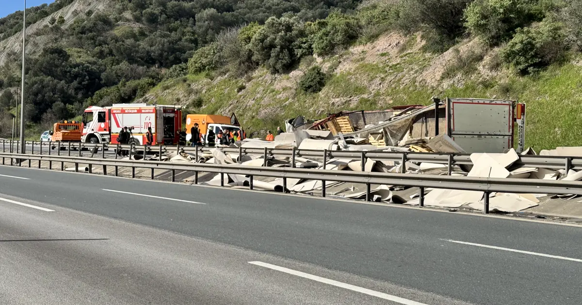 TEM'de TIR'lar çarpıştı. İstanbul yönü trafiğe kapatıldı