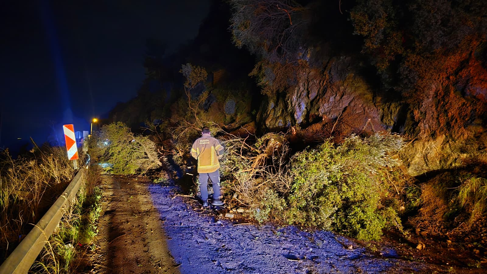Bursa’da heyelan. Sahil yolu ulaşıma kapandı