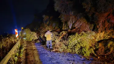 Bursa’da heyelan. Sahil yolu ulaşıma kapandı