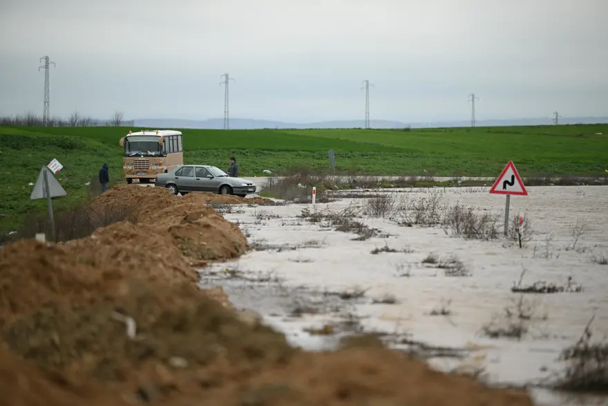 Tarihi köprüler kapatıldı, yüzlerce dönüm suyu altındaki kaldı 1 Tarihi köprüler kapatıldı, yüzlerce dönüm suyu altındaki kaldı 1