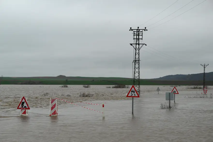Tarihi köprüler kapatıldı, yüzlerce dönüm suyu altındaki kaldı 2 Tarihi köprüler kapatıldı, yüzlerce dönüm suyu altındaki kaldı 2