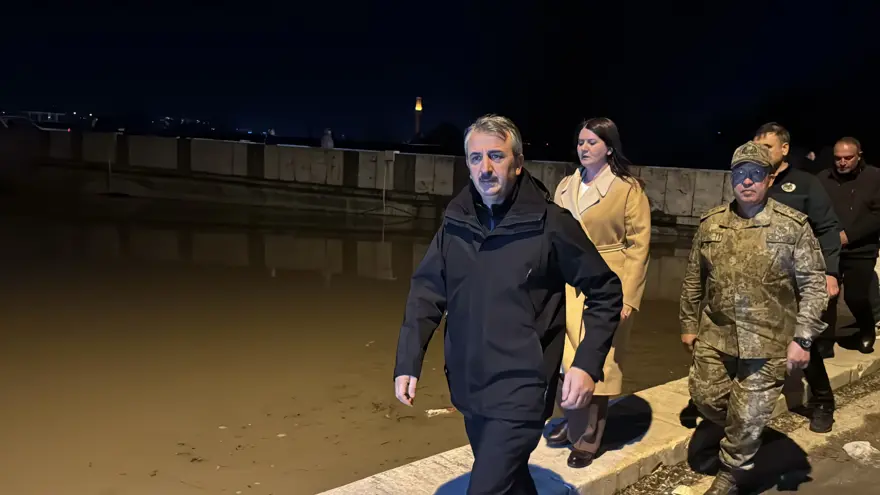 Edirne'de kırmızı alarm. Taşkın riski nedeniyle tahliyeler başladı, Tunca Köprüsü trafiğe kapatıldı 4