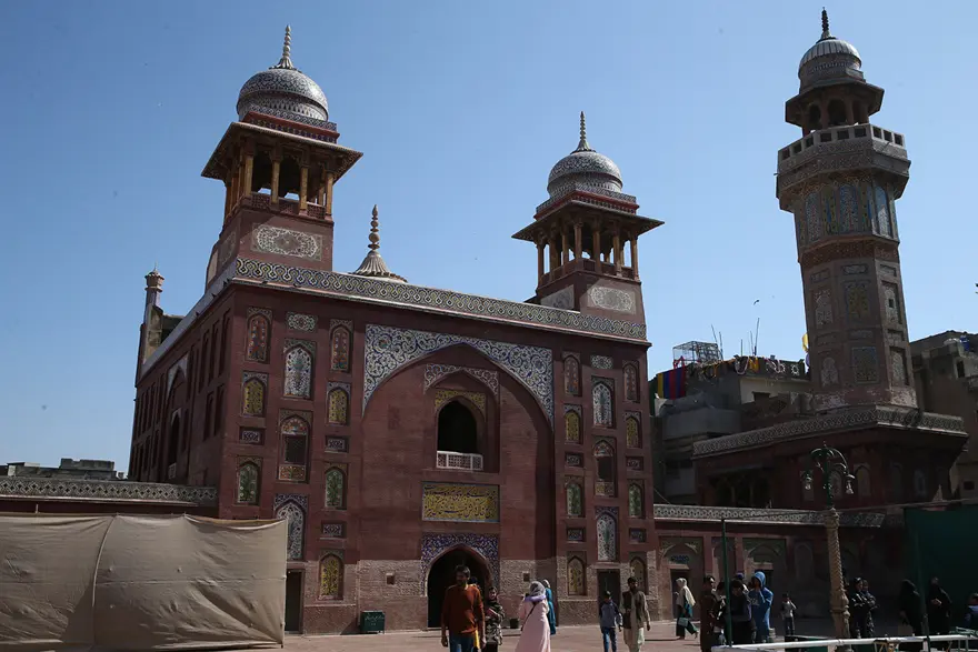 CAMİDE HATTAT PAZARI BULUNUYOR 1