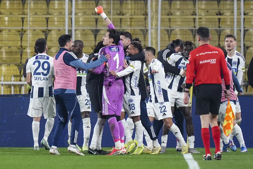 Fenerbahçe taraftarı 90+11'de yıkıldı, "Hayal kırıklığının başkenti" 4