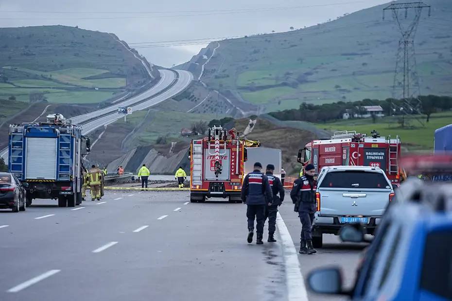 Balıkesir'de F-16 savaş uçağı düştü, pilot şehit oldu. Soruşturma başlatıldı, kaza yerinde inceleme sürüyor