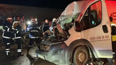 Park halindeki tıra çarptı. 2 ağır yaralı