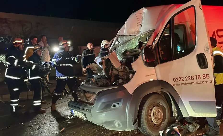 Park halindeki tıra çarptı. 2 ağır yaralı