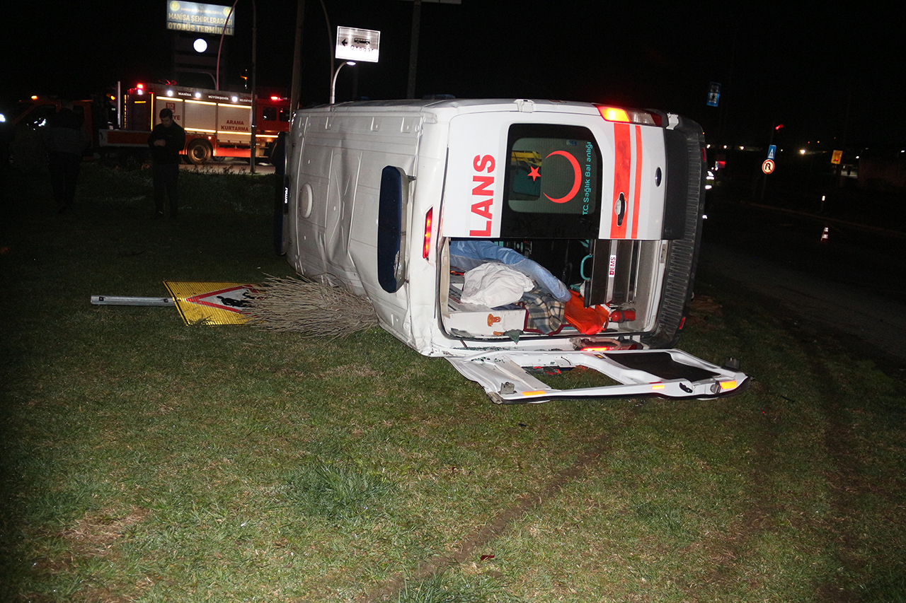 Manisa'da ambulans ile otomobil çarpıştı. Beş yaralı
