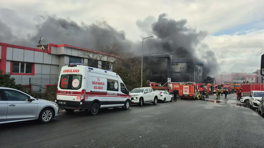 İstanbul'da kozmetik fabrikasında yangın. Ekipler hadise yerinde 1