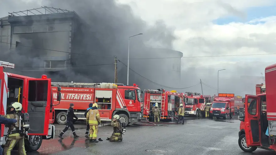 İstanbul'da kozmetik fabrikasında yangın. Ekipler hadise yerinde 2