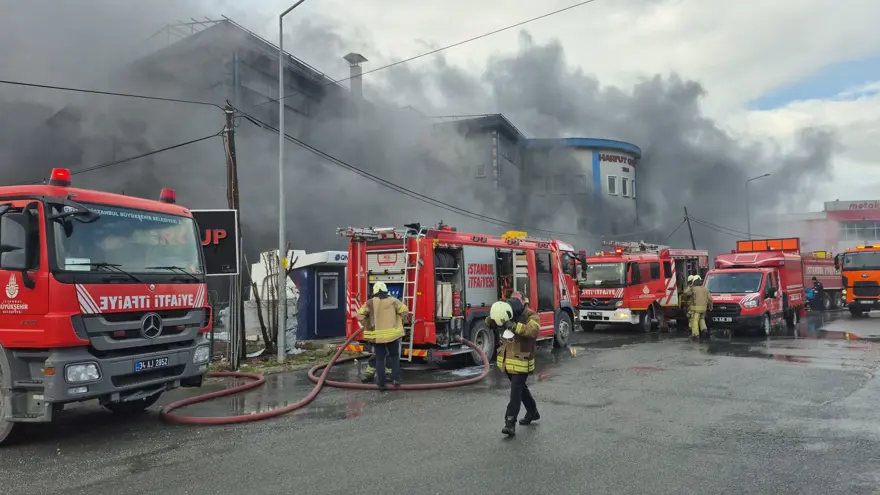 İstanbul'da kozmetik fabrikasında yangın. Ekipler hadise yerinde 