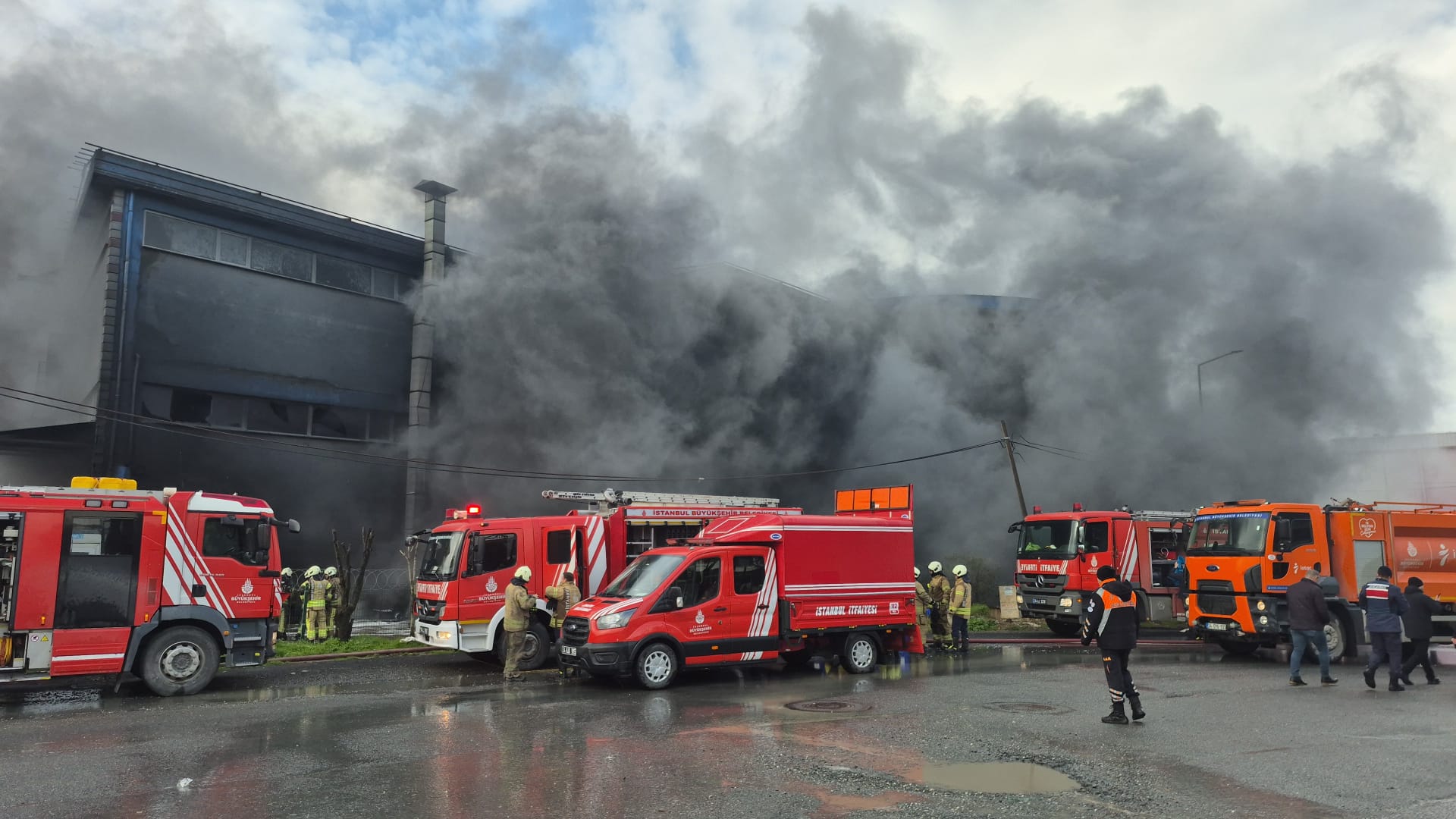 Silivri'de fabrika yangını. Alevler bir anda büyüdü, etrafı duman kapladı