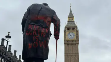 Churchill'in heykeline "Siyonist savaşı suçlusu" yazıldı