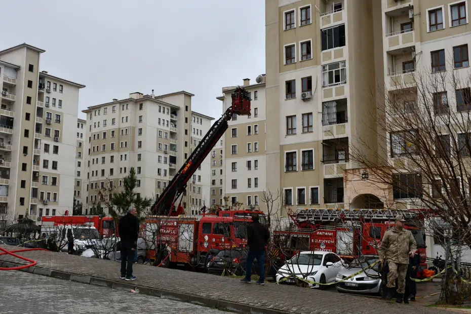 10 katlı binada yangın paniği. 21 kişi hastaneye kaldırıldı