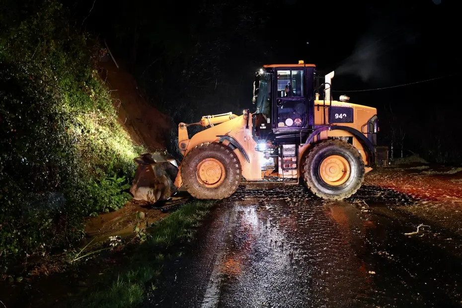 Perşembe'de sağanak: 10 ayrı bölgede heyelan