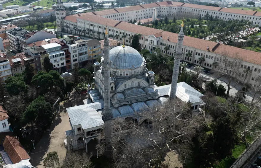Tüm heybetiyle İstanbul'un orta yerinde duruyor. Yaklaşık 250 yıldır ayakta 