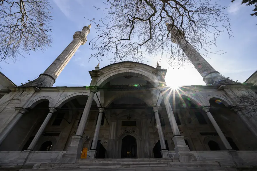 Tüm heybetiyle İstanbul'un orta yerinde duruyor. Yaklaşık 250 yıldır ayakta 6