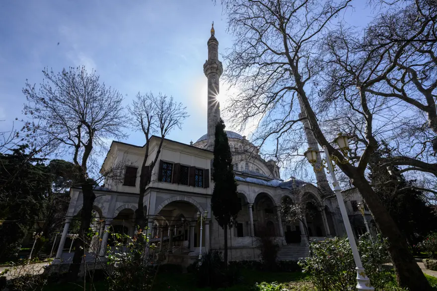 Tüm heybetiyle İstanbul'un orta yerinde duruyor. Yaklaşık 250 yıldır ayakta 3