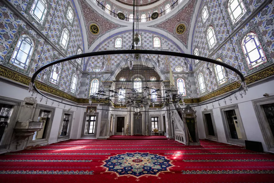 Tüm heybetiyle İstanbul'un orta yerinde duruyor. Yaklaşık 250 yıldır ayakta 1