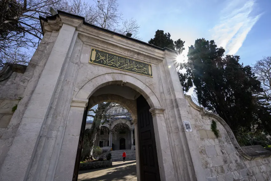 Tüm heybetiyle İstanbul'un orta yerinde duruyor. Yaklaşık 250 yıldır ayakta 4