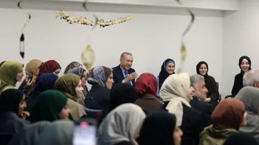 Cumhurbaşkanı Erdoğan'dan kız öğrenci yurduna ziyaret