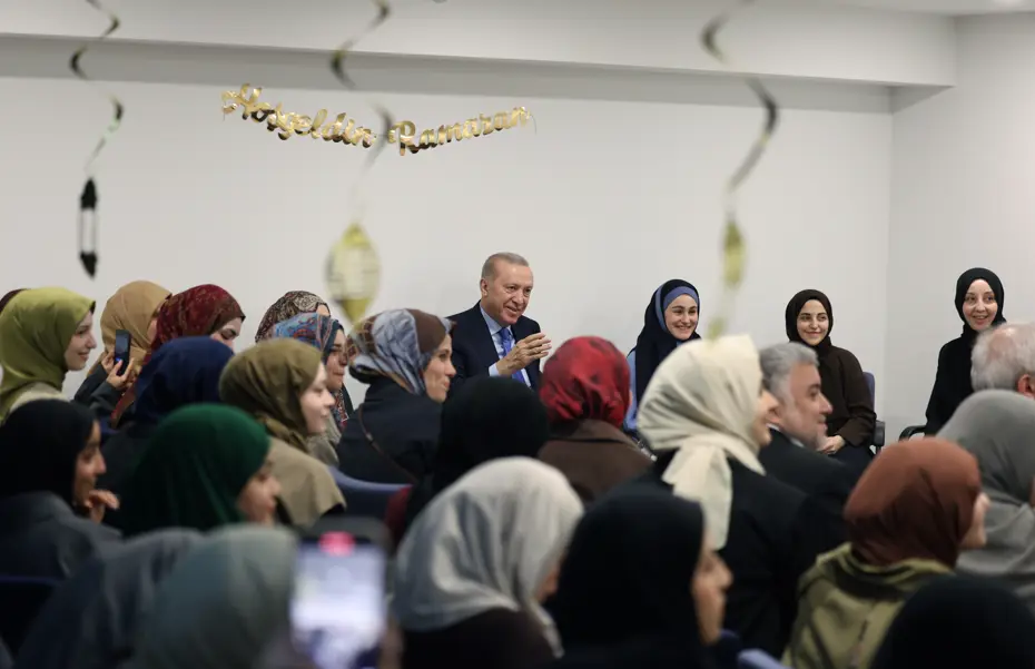 Cumhurbaşkanı Erdoğan'dan kız öğrenci yurduna ziyaret