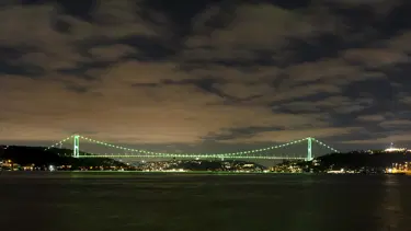Fatih Sultan Mehmet Köprüsü yeşile büründü