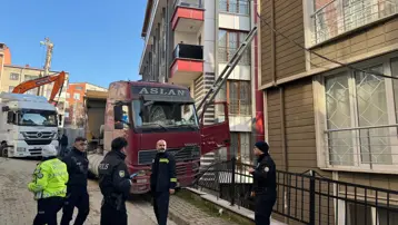 Direğe çarpan kamyon sürücüsü yaşamını yitirdi