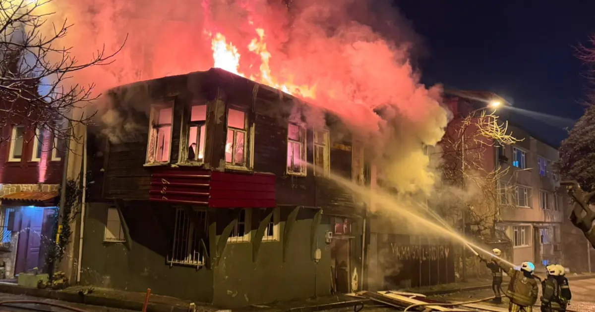 Üsküdar'da iki metruk binada yangın