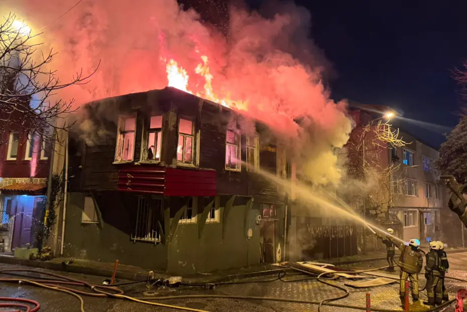 Üsküdar'da iki metruk binada yangın