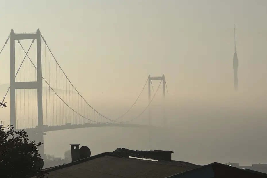 İstanbul yeni güne sisle uyandı. Köprüler kayboldu