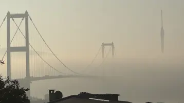 İstanbul yeni güne sisle uyandı. Köprüler kayboldu