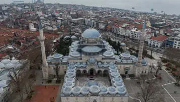 Temeli 500 yıl önce atıldı. 7 tepenin en kıymetli yapıları arasında yer alıyor