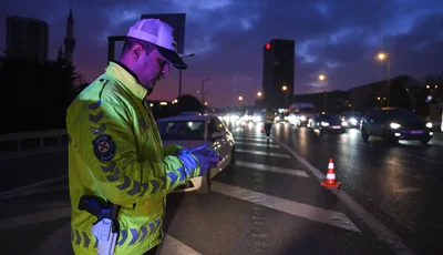 Polisten kurtulmak için plakasına çalıntı ihbarı yaptı. 305 bin TL para cezasıEskişehir'de tamir için gelen motosikletle polisten kaçan ve motosikletin plakasının çalındığı yönünde asılsız ihbarda bulunan tamirhane çalışanına 305 bin TL ceza verildi.