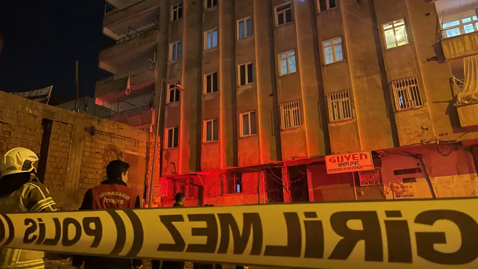 Kolonlarından ses geldi, 8 katlı bina boşaltıldı