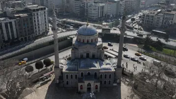 Şehrin ortasında zamana direniyor. Valide Sultanların yaptırdığı en gösterişli yapılardan