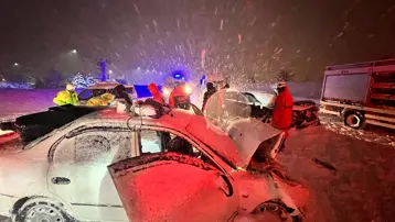 Bitlis'te iki otomobil çarpıştı, 7 kişi yaralandı