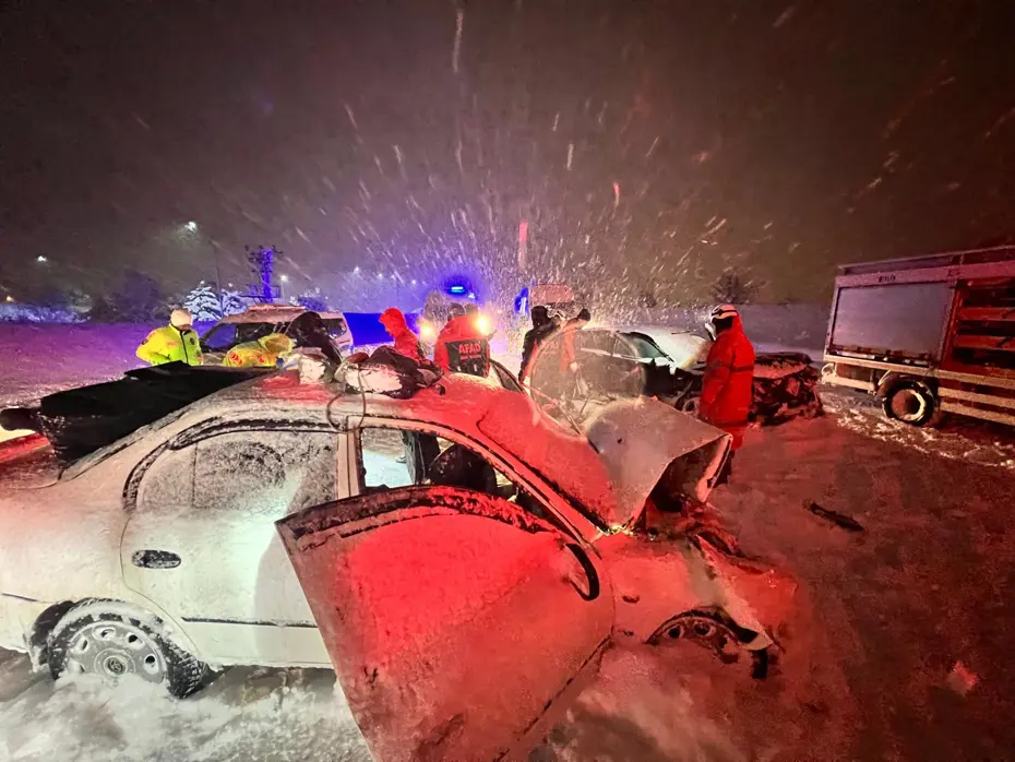 Bitlis'te iki otomobil çarpıştı, 7 kişi yaralandı