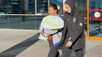 Bebeğinin bezine uyuşturucu sakladı