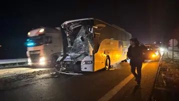 Anadolu Otoyolu'nda kaza: Hostes öldü, 15 yaralı