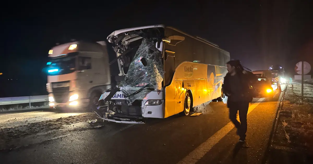 Anadolu Otoyolu'nda kaza: Hostes öldü, 15 yaralı