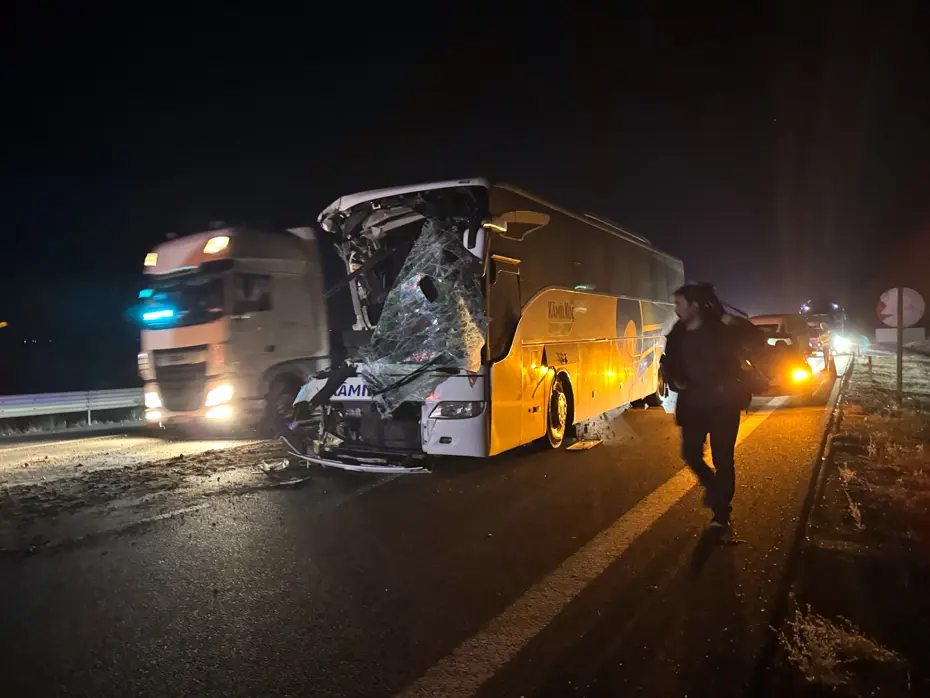 Anadolu Otoyolu'nda kaza: Hostes öldü, 15 yaralı