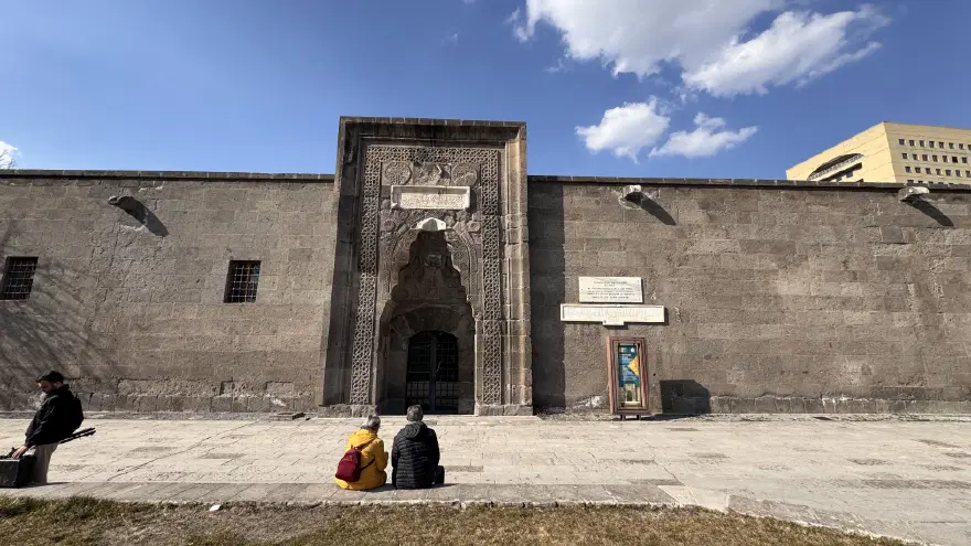 Anadolu'nun ilk tıp fakültesi olduğu biliniyor. 820 yıldır ayakta 2