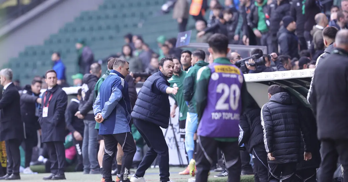 90+1'de penaltı düdüğüyle ortalık karıştı, yedek kulübesi içeri gitti. "Ağlamasınlar hakkımızla kazandık"