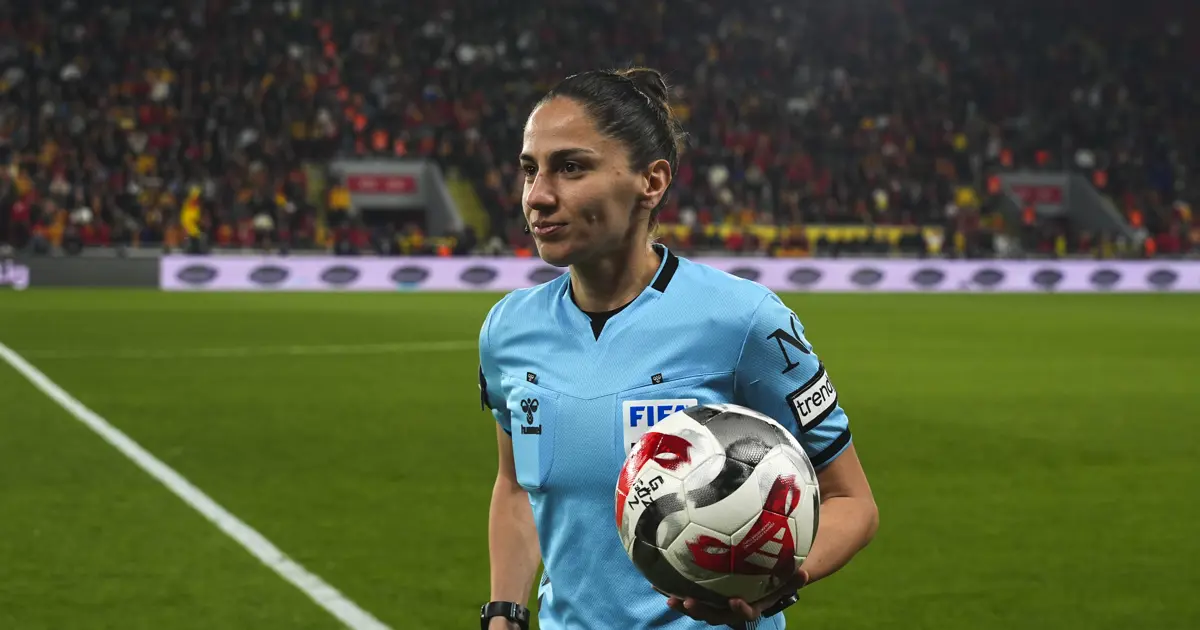 Süper Lig'de 22 yıl sonra kadın hakem düdük çaldı
