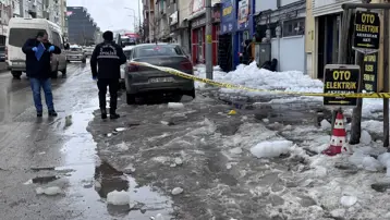 Çatıdan düşen buz kütlesinin isabet ettiği kişi öldü