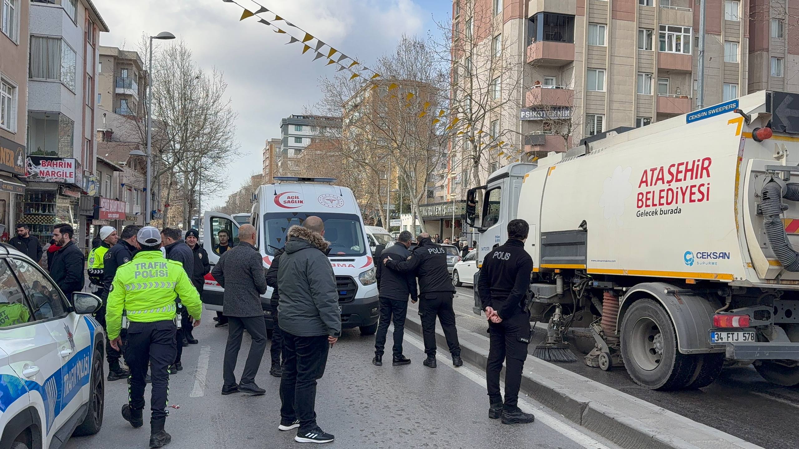 Karşıdan karşıya geçen kadın çöp kamyonunun altında kaldı