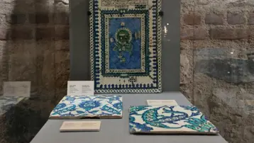 İngiltere'de satılmak üzereydi. Çalınan 2 İznik çinisinin Türkiye'ye iade edildi